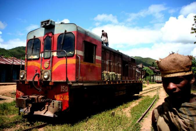 Les wagons rouges du « Fianarantsoa Côte Est » traversent quelques-uns des plus beaux paysages de l’île durant la descente des hauts plateaux en direction des côtes.