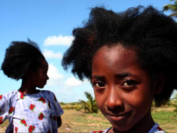 Vêtues et coiffées à l’identique, deux soeurs jouent dans les alentours de la ville de Manakara.