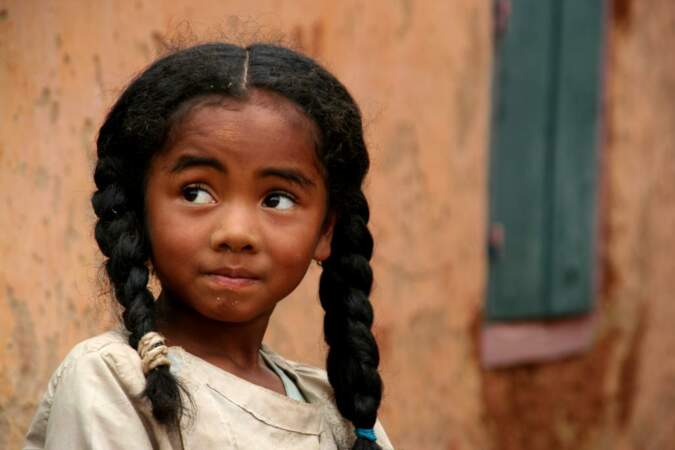 Une petite fille malgache se laisse photographier aux abords de la cathédrale de Fianarantsoa.
