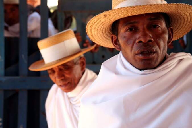 Tous les fidèles de l’église du « Réveil » sont vêtus de blanc et coiffés d’un chapeau à large bord.