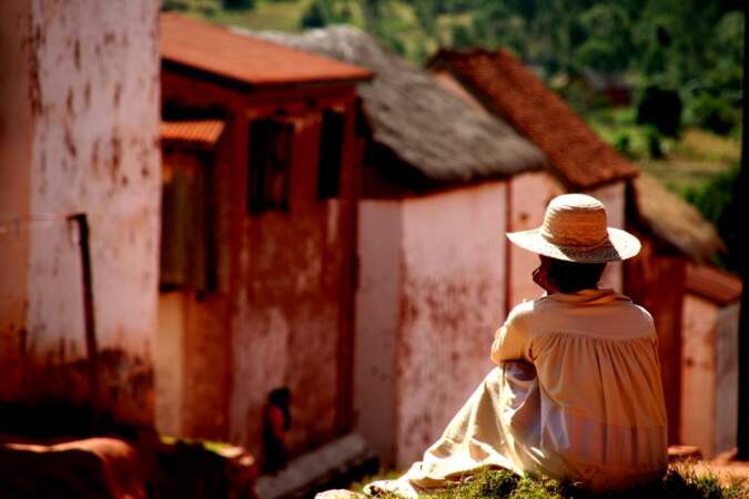 Même les murs des habitations de Soatanna semblent recouverts de la célèbre terre rouge de Madagascar.