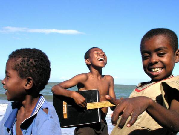 Des enfants chantent et jouent de la guitare sur la plage de Fenerive, à l’occasion d’un festival de musique.
