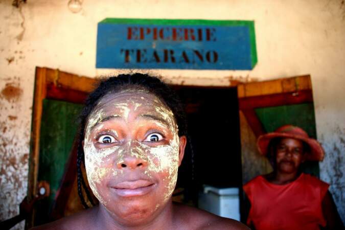 A Madagascar, de nombreuses femmes portent un masque de beauté, le plus souvent au bois de santal, pour se protéger du soleil.