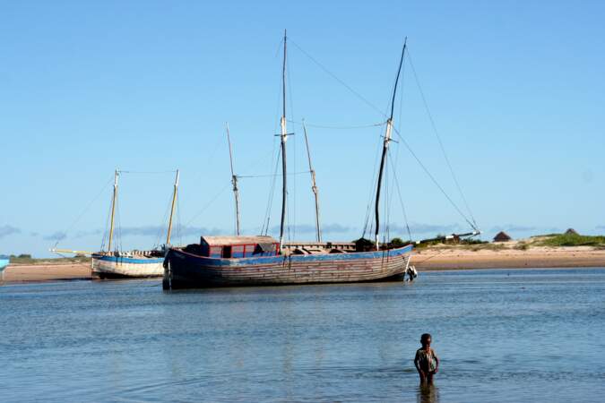 Les boutres attendent les voyageurs dans le port de Belo-sur-Mer.