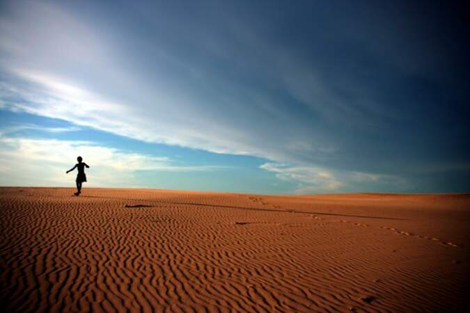 A l’ombre d’immenses dunes de sable se trouve le petit village de Sarodrano et ses paillottes.