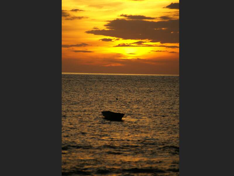 Coucher de soleil sur l’île de Mabul à Bornéo, en Malaisie