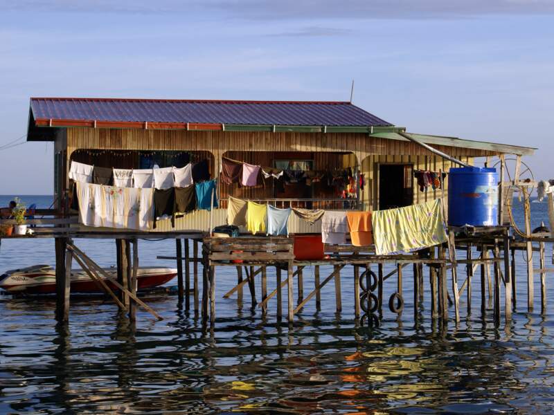 Une maison sur pilotis sur l’île de Mabul à Bornéo, en Malaisie