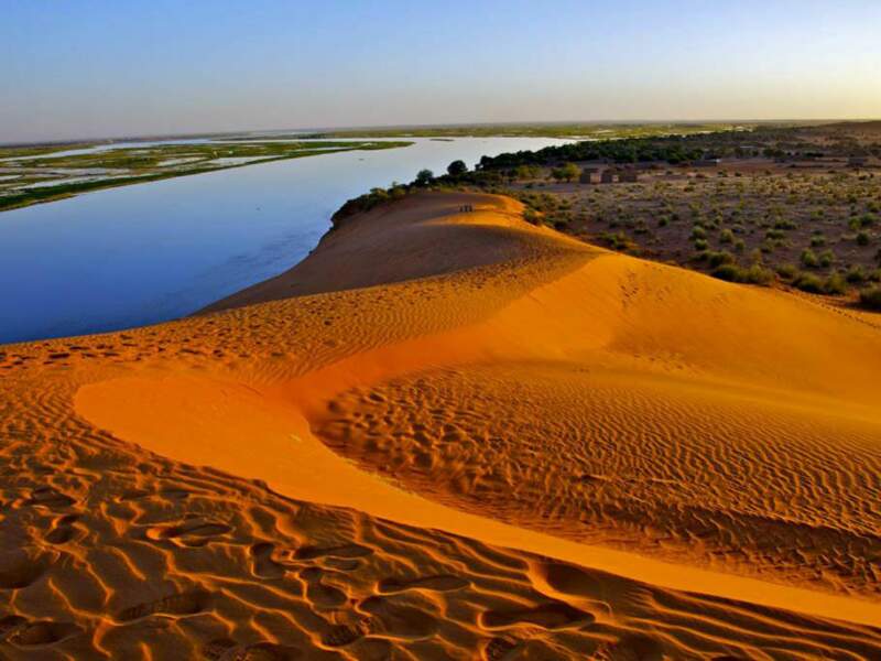 Une dune au crépuscule, au Mali. 