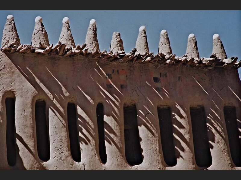 En pays dogon, ce temple du village d’Arou est orné d’œufs de cigognes (Mali). 