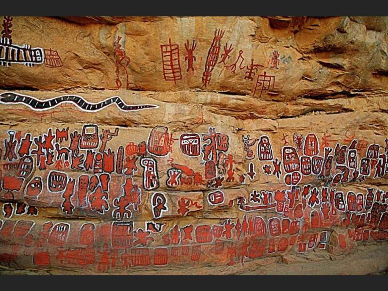 Peintures rupestres dans une grotte de Songo, en pays dogon (Mali).
