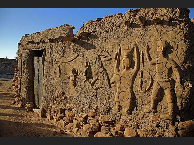 Les murs ornés d’un très vielle habitation à Tabitongo, en pays dogon (Mali).