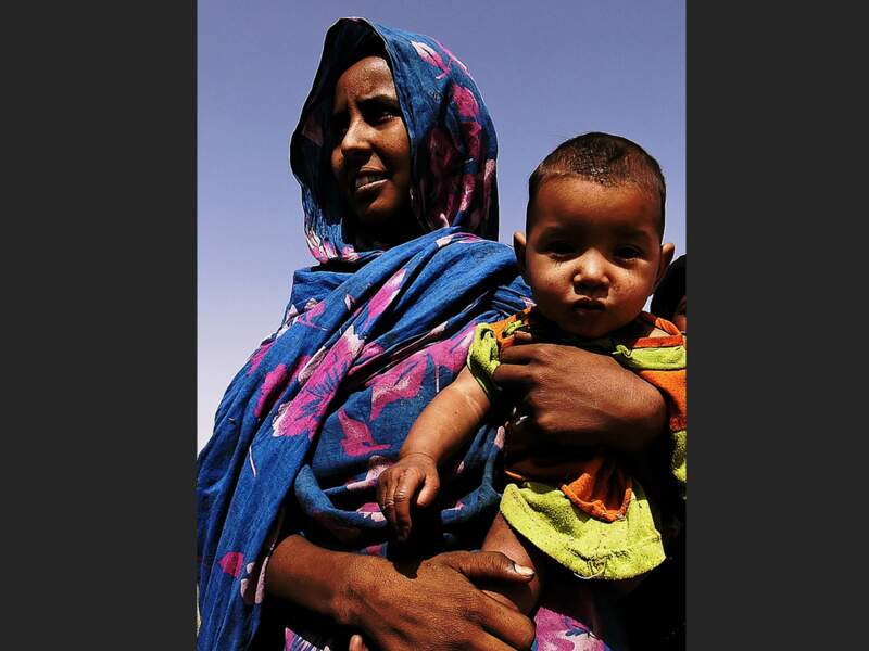 Femme nomade avec son bébé, en Mauritanie