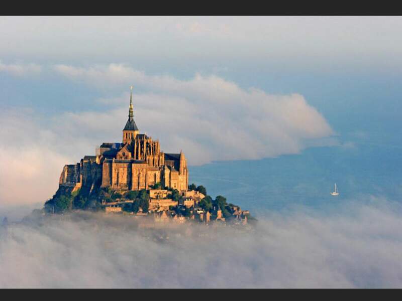 Le Mont-Saint-Michel dans la brume, en Normandie (France).