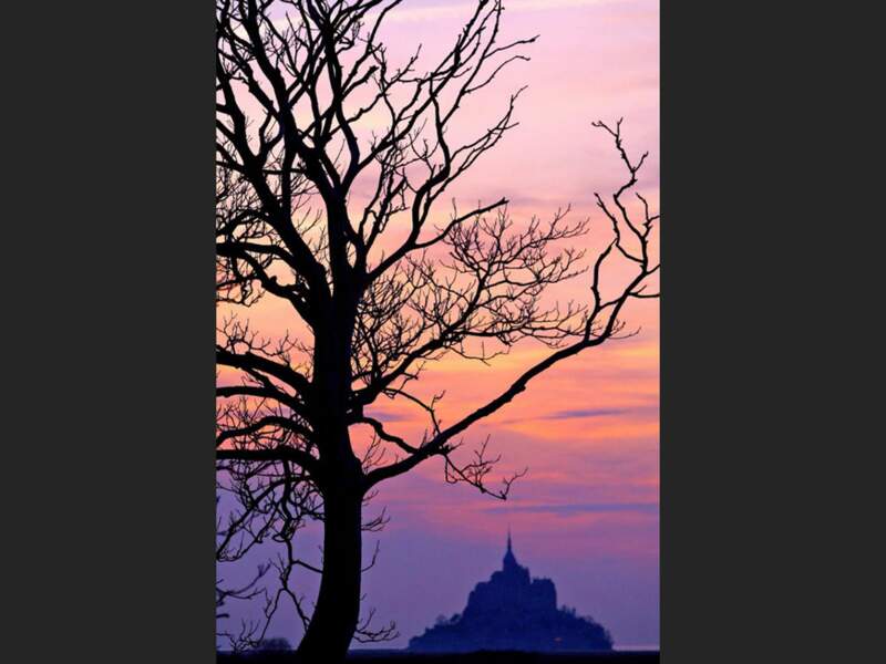 Coucher de soleil sur le Mont-Saint-Michel, en Normandie (France).