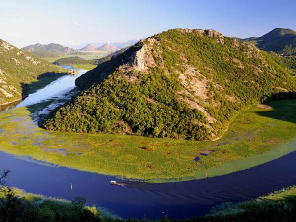 La Rijeka Crnojevica est l'une des rivières qui alimentent le lac Skadar, au Monténégro.