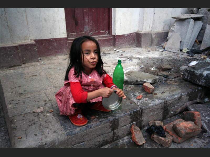 Une petite fille à Katmandou, au Népal.