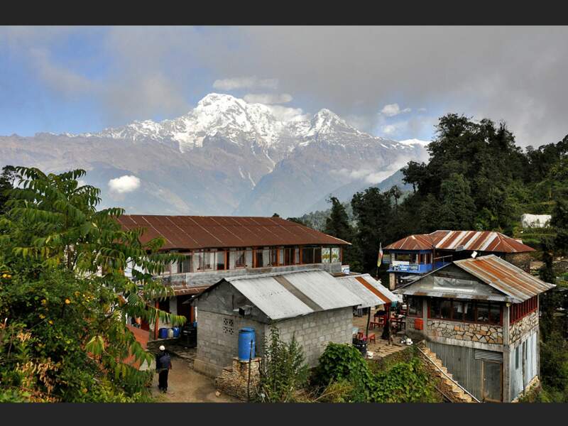 Un hameau près du col de Deurali et une vue sur le massif des Annapurnas, au Népal.