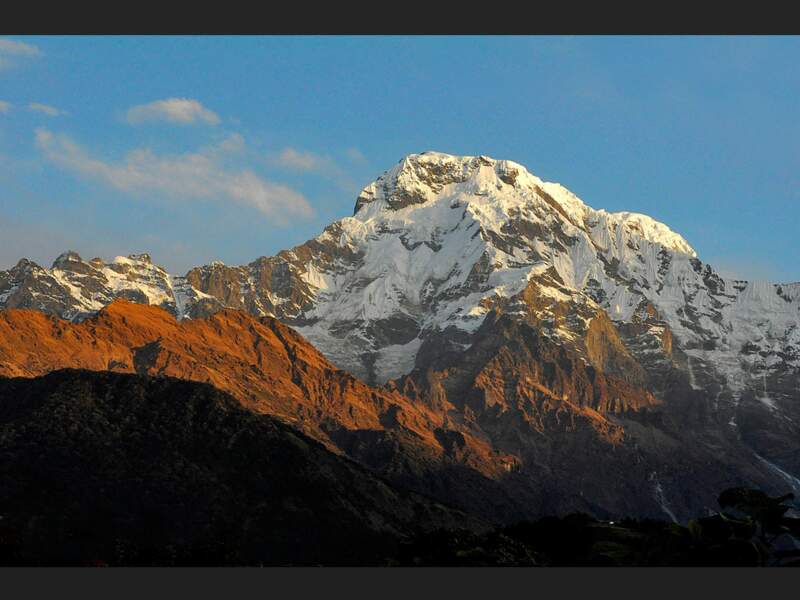 Les sommets himalayens, vus du bourg de Gandrung, au Népal.