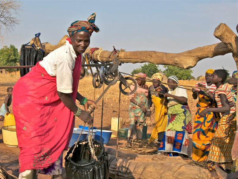 Des femmes du village de Dosso (Niger) puisent de l’eau