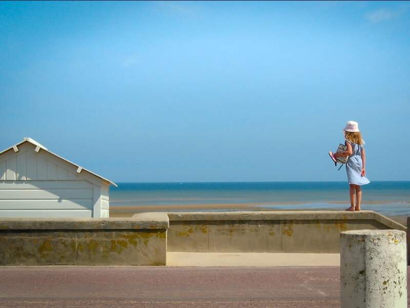 Fillette observant l’horizon à Courseulles-sur-Mer (Calvados, Normandie).