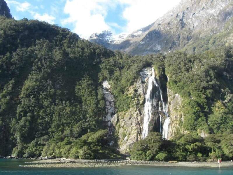 Les chutes de Bowen se trouvent au cœur du fjord de Milford Sound, en Nouvelle-Zélande. 