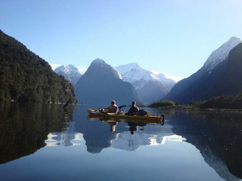 Balade en kayak dans le fjord de Milford Sound, en Nouvelle-Zélande.