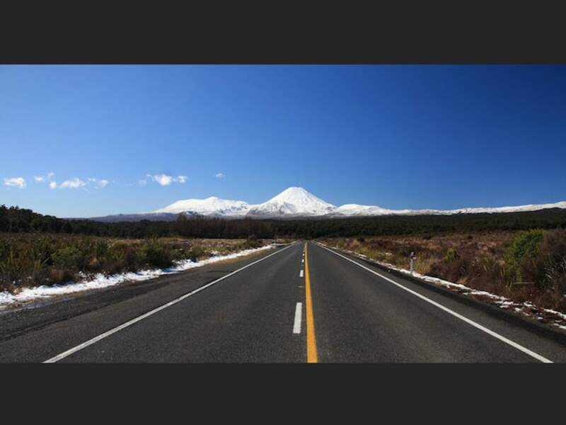 La route qui mène au Mont Tongariro, en Nouvelle-Zélande.