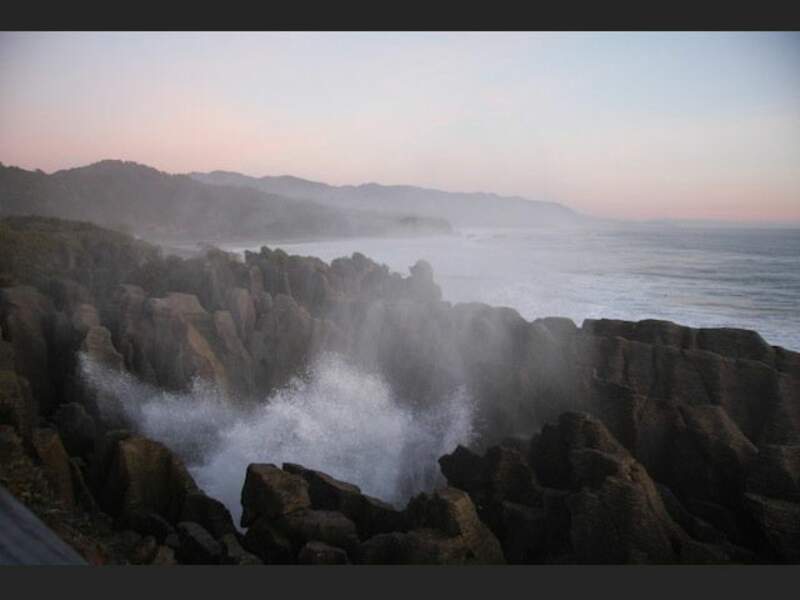 Les rochers érodés forment des geysers maritimes près de Punakaiki, en Nouvelle-Zélande.
