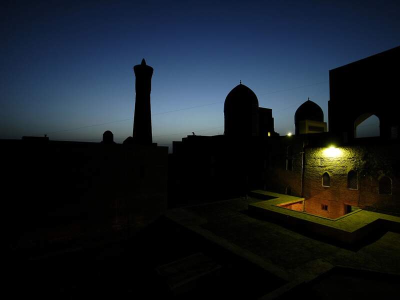 Le minaret Kalyan de nuit à Boukhara, en Ouzbékistan