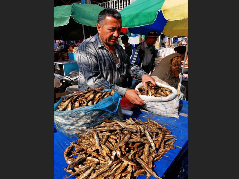 Vendeur de poissons frits sur le marché de Samarcande, en Ouzbékistan