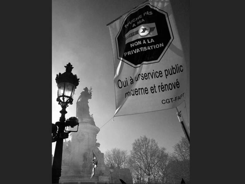 Lors d’une manifestation sur la place de la République, à Paris.