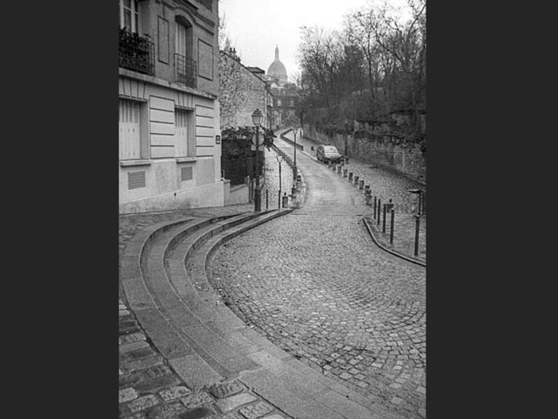Une ruelle de Montmartre, dans le 18e arrondissement de Paris, France. 