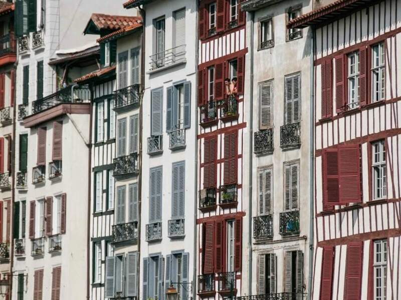 Maisons typiques du vieux Bayonne, dans le Pays basque (Pyrénées-Atlantiques, Aquitaine).