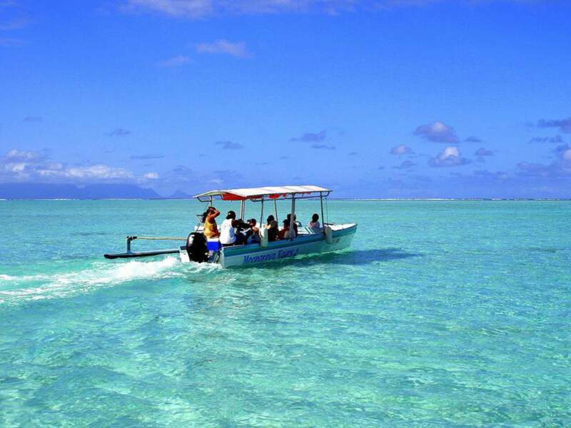 Balade en pirogue dans les eaux de Bora Bora, en Polynésie française