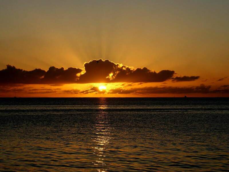 Coucher de soleil sur Vaitape, à Bora Bora, en Polynésie française
