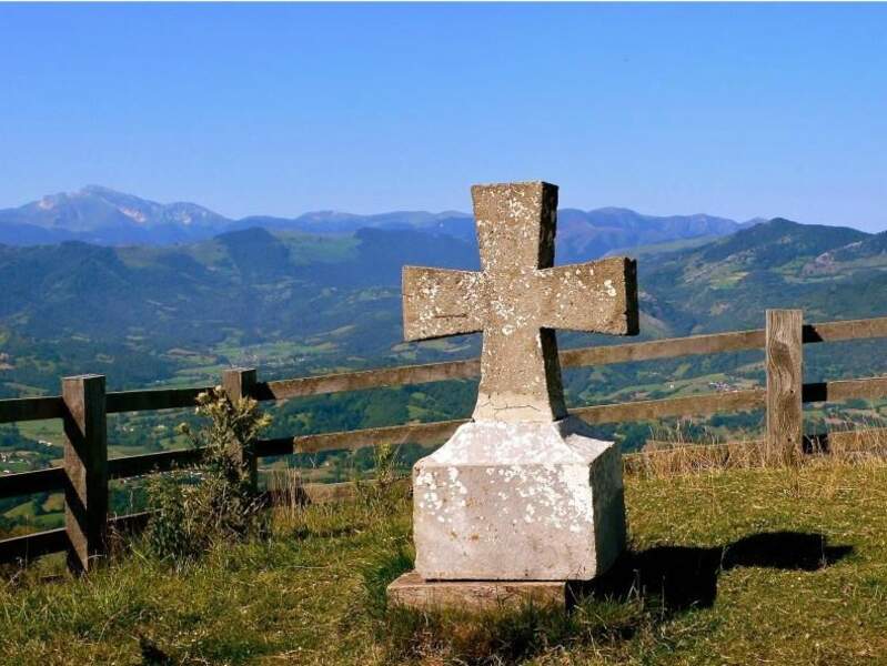 Vue sur les Pyrénées depuis la chapelle de la Madeleine, dans le pays Basque (Pyrénées-Atlantiques, Aquitaine). 