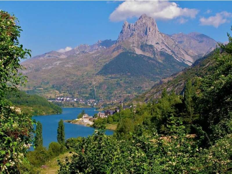 Le pic du Midi d'Ossau est un des sommets les plus pittoresques des Pyrénées (Pyrénées-Atlantiques, Aquitaine). 