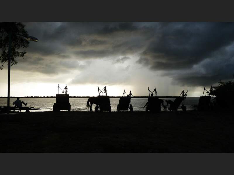 Des charrettes sur la plage de l’île de Mar Lodj, au Sénégal.