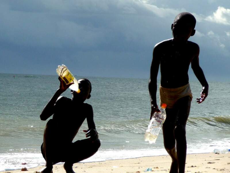Des enfants sur la plage de Mbour, au Sénégal. 