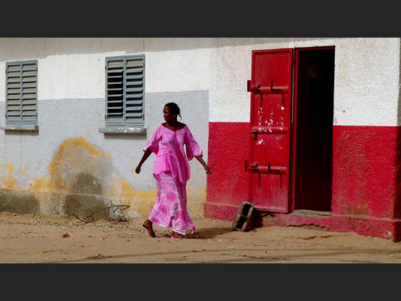 Une femme qui marche à Mbour, au Sénégal. 
