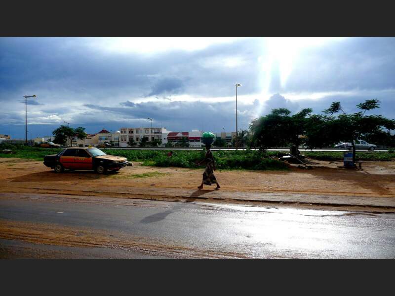 Nous reprenons la route après un orage, à Mbour, au Sénégal. 