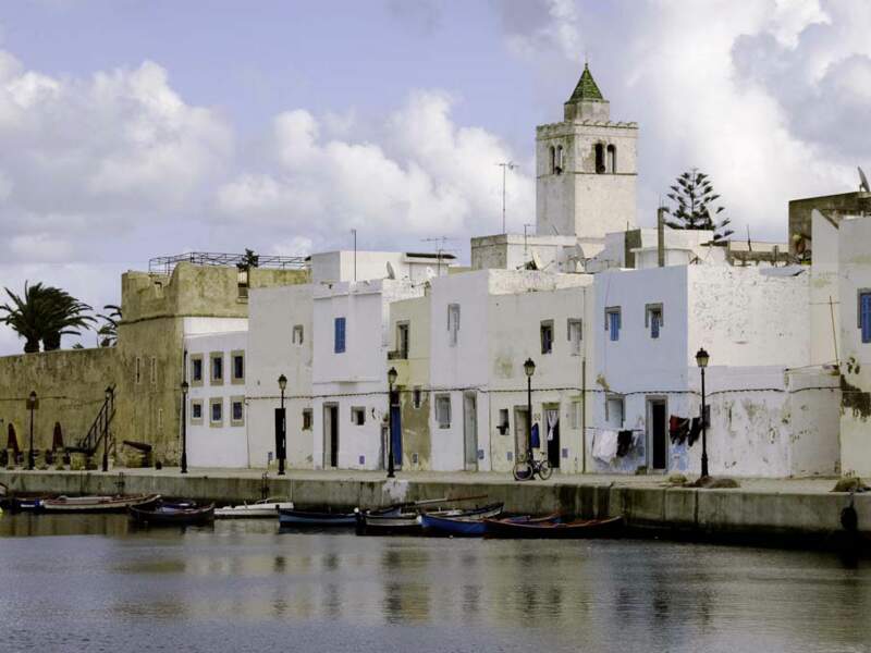 Habitations le long du canal dans le vieux port de Bizerte, en Tunisie 