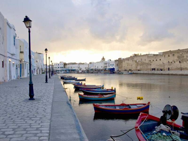 Des barques amarrées dans le canal du vieux port de Bizerte, en Tunisie