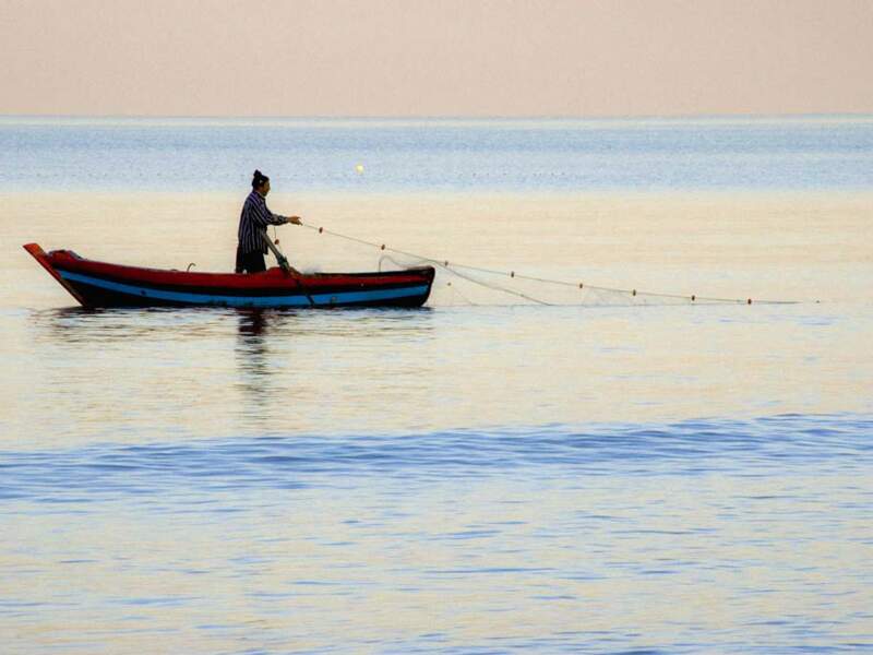 Un pêcheur dans la baie de La Marsa, gouvernorat de Tunis, en Tunisie