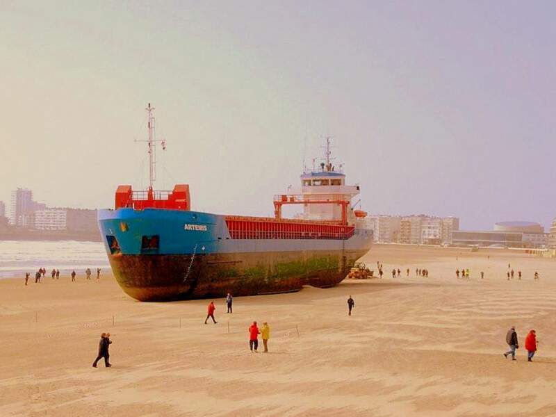 Le cargo Artémis, échoué sur la plage des Sables-d’Olonne, Vendée
