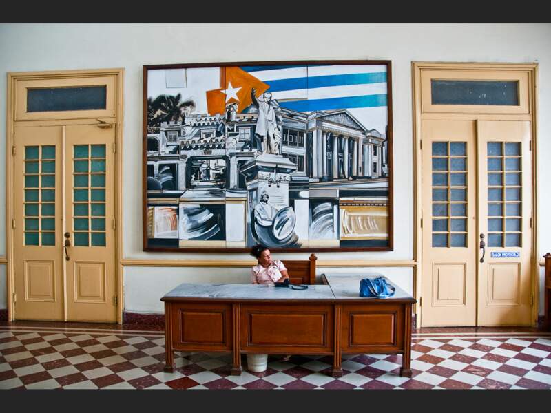 Scène ordinaire d'une administration à Cienfuegos, dans l'est de Cuba.