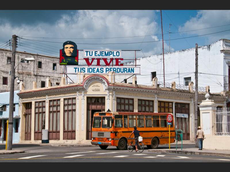 Un portrait d'Ernesto « Che » Guevara surplombe la place principale de Cienfuegos (Cuba).