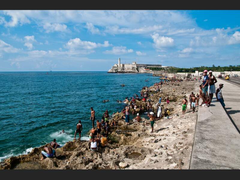 Les Cubains tentent de se rafraîchir en se baignant le long du Malecón, à La Havane (Cuba).