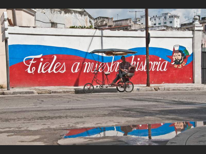 Un graffiti vantant l'histoire cubaine devant le musée de la Révolution à La Havane (Cuba).