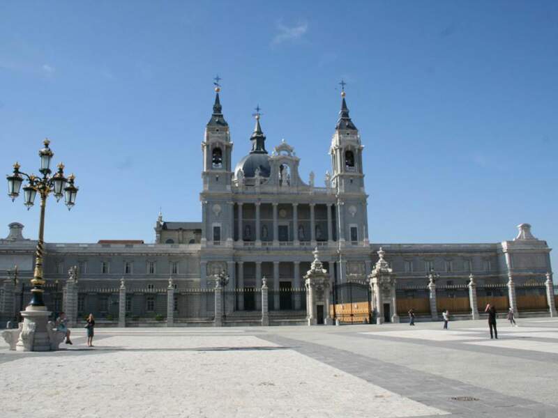 La cathédrale de la Almudena, à Madrid, a été consacrée par le pape Jean-Paul II en 1993 (Espagne).